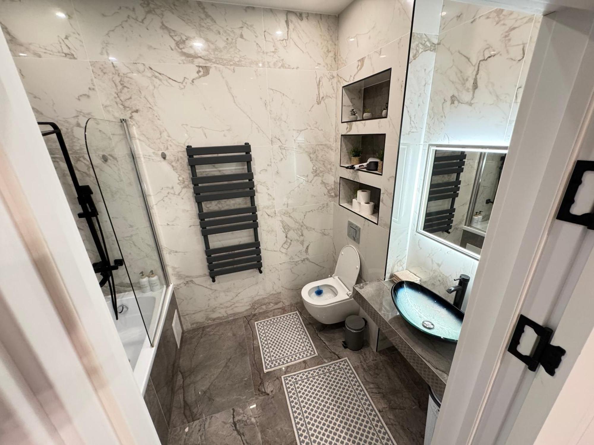 Two Bedroom Apartment In The Center, With Parking, Address Avram Iancu 32 Chişinău Eksteriør billede