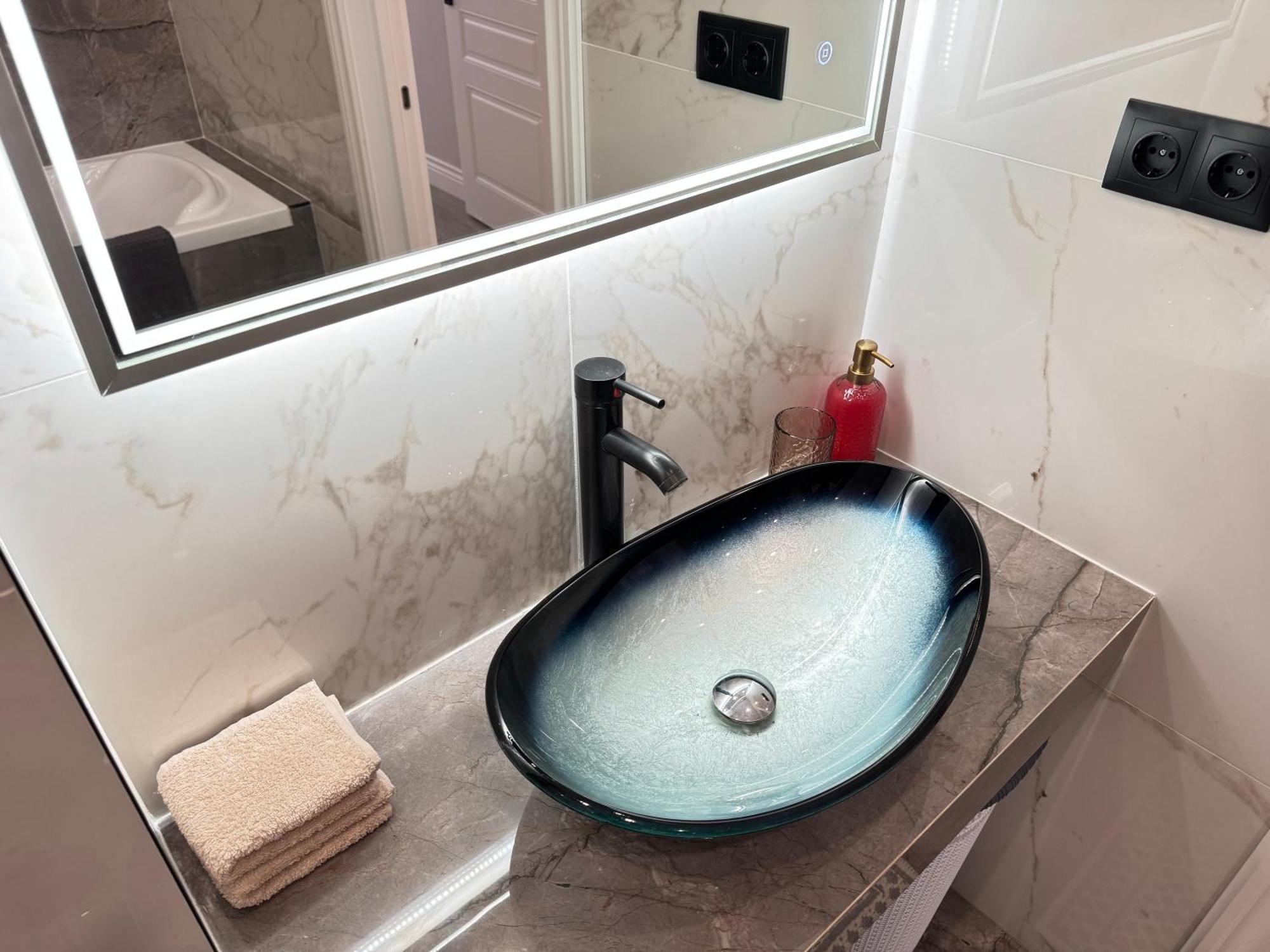Two Bedroom Apartment In The Center, With Parking, Address Avram Iancu 32 Chişinău Eksteriør billede
