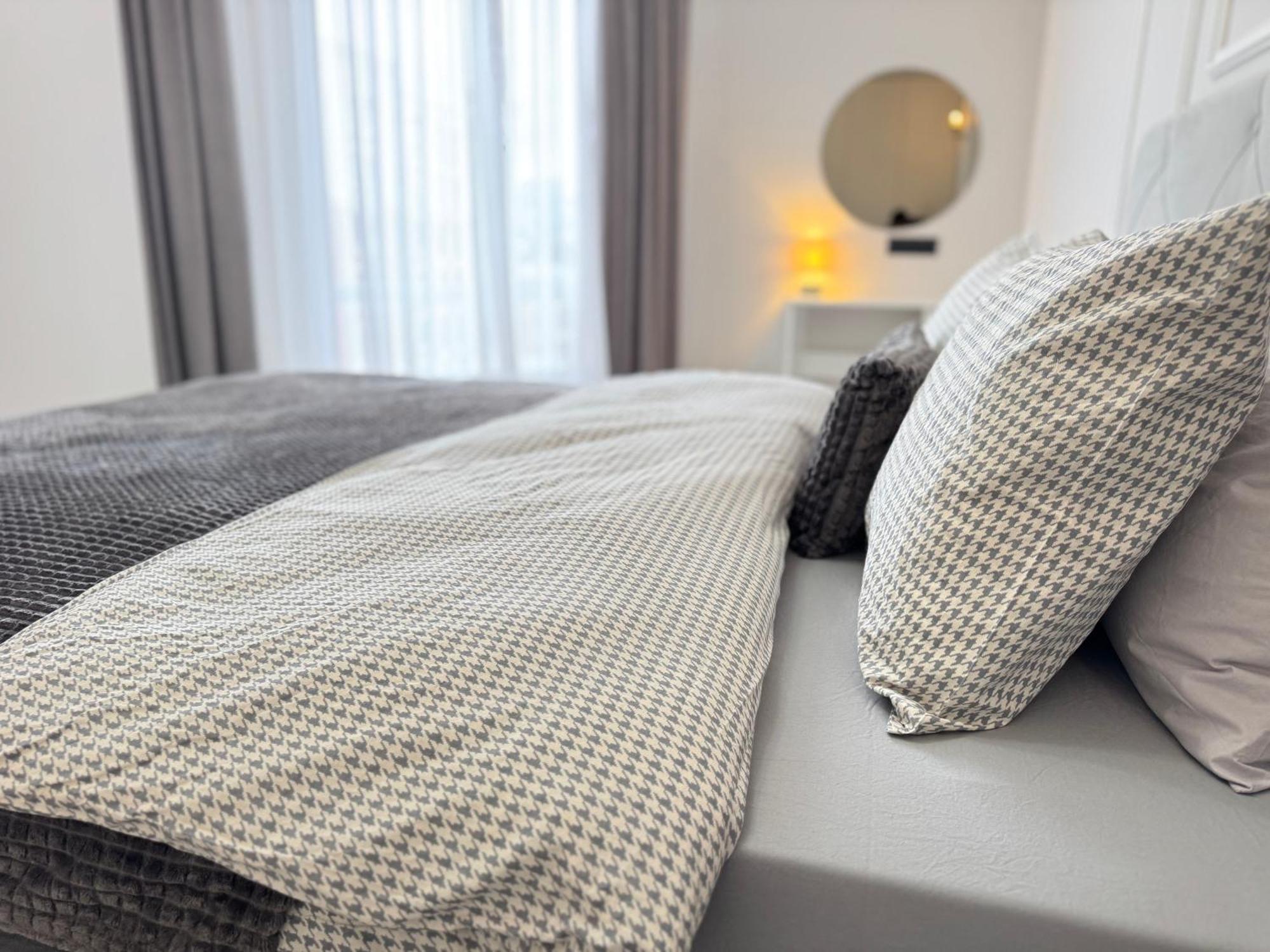 Two Bedroom Apartment In The Center, With Parking, Address Avram Iancu 32 Chişinău Eksteriør billede