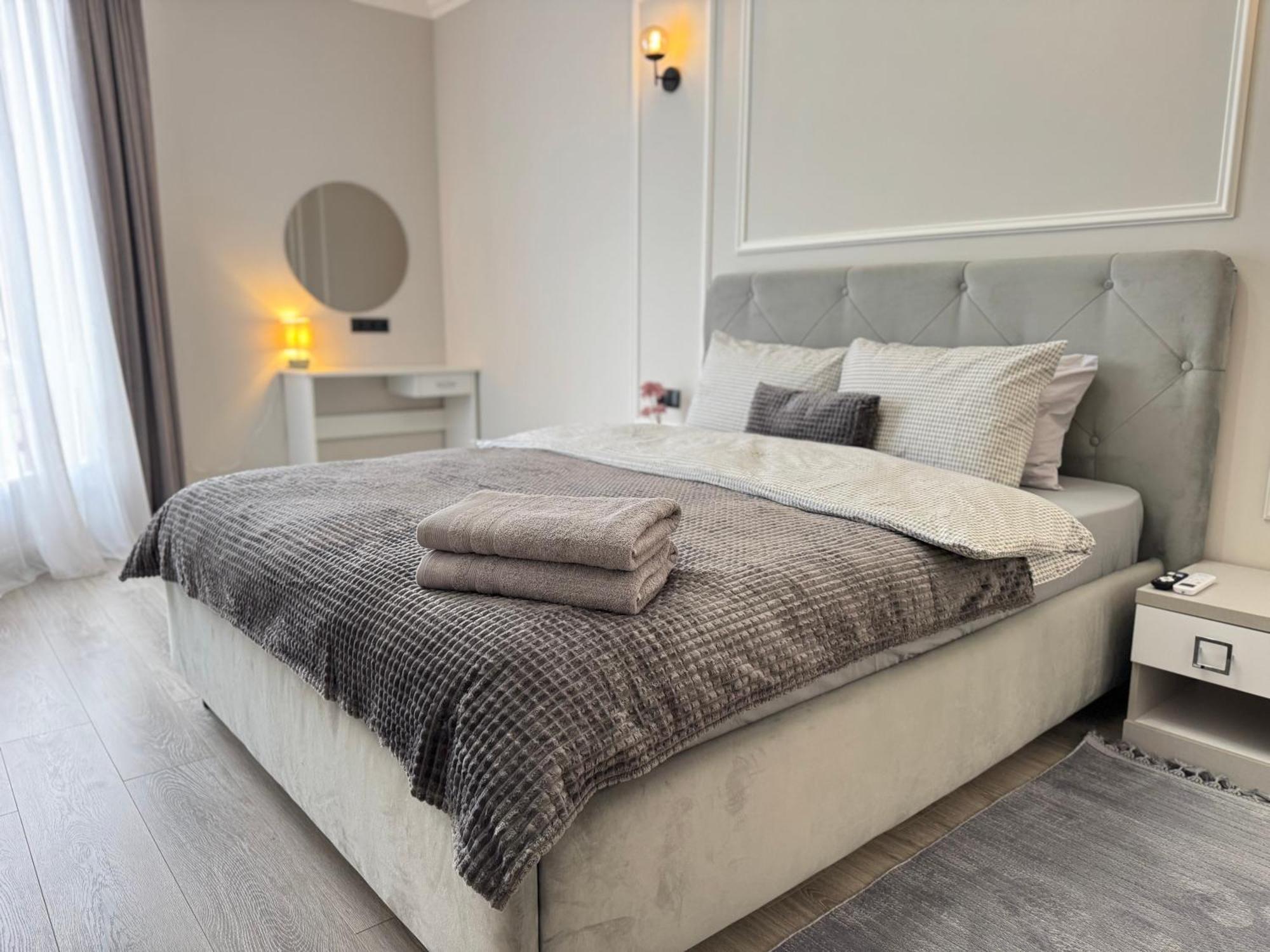 Two Bedroom Apartment In The Center, With Parking, Address Avram Iancu 32 Chişinău Eksteriør billede